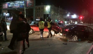 Мужчина на Mitsubishi, уходя от полиции, влетел в ограждение в центре города.