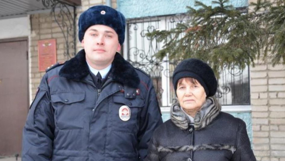 В Алтайском крае полицейский спас женщину, которую хотели ограбить на улице.