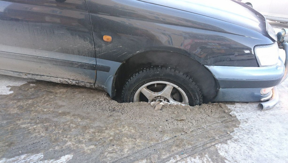 В Барнауле автомобиль провалился под асфальт.
