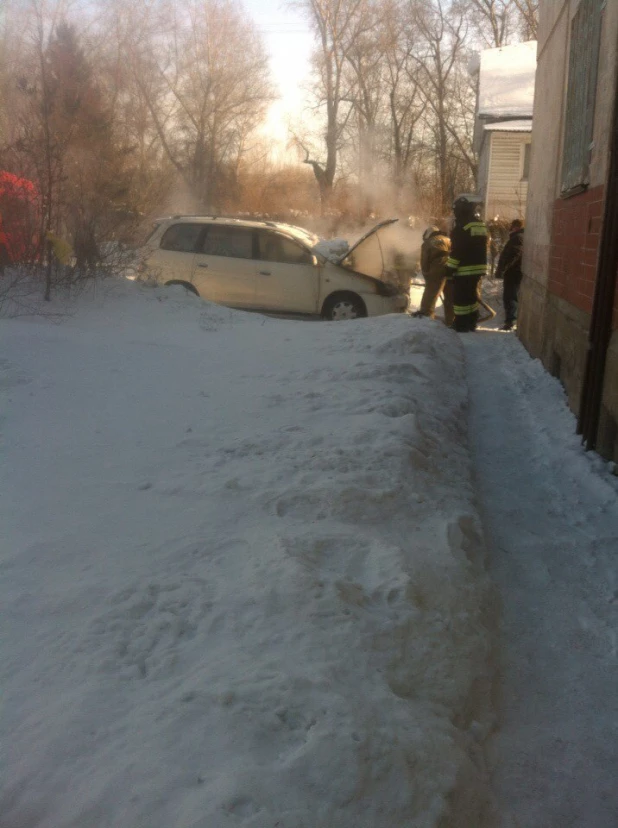 В Рубцовске сгорел автомобиль. 28 января 2018 года.