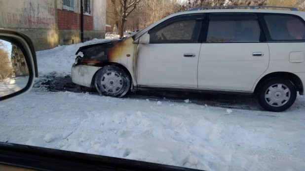 В Рубцовске сгорел автомобиль. 28 января 2018 года.