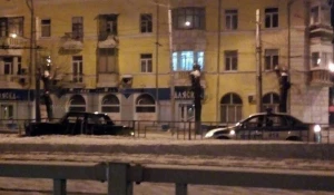 Въехал в ограждение.