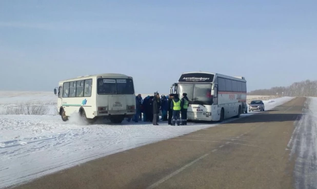 Алтайские полицейские помогли замерзавшим на дороге студентам.