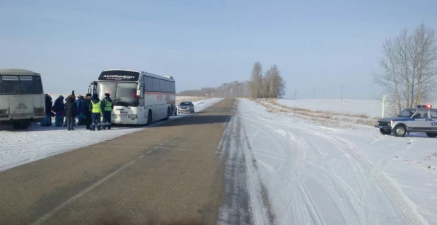 Алтайские полицейские помогли замерзавшим на дороге студентам.