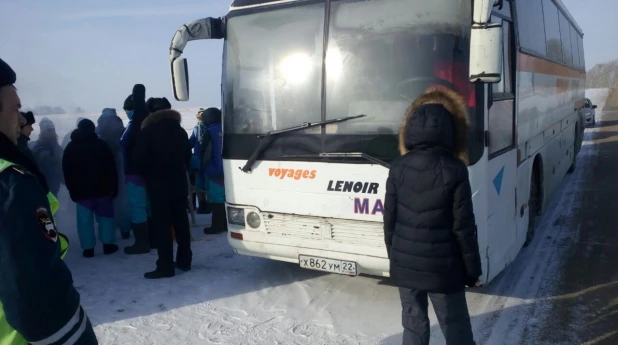 Алтайские полицейские помогли замерзавшим на дороге студентам.