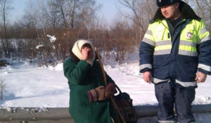 Алтайские полицейские помогли замерзавшей на дороге пенсионерке.
