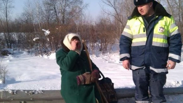 Алтайские полицейские помогли замерзавшей на дороге пенсионерке.