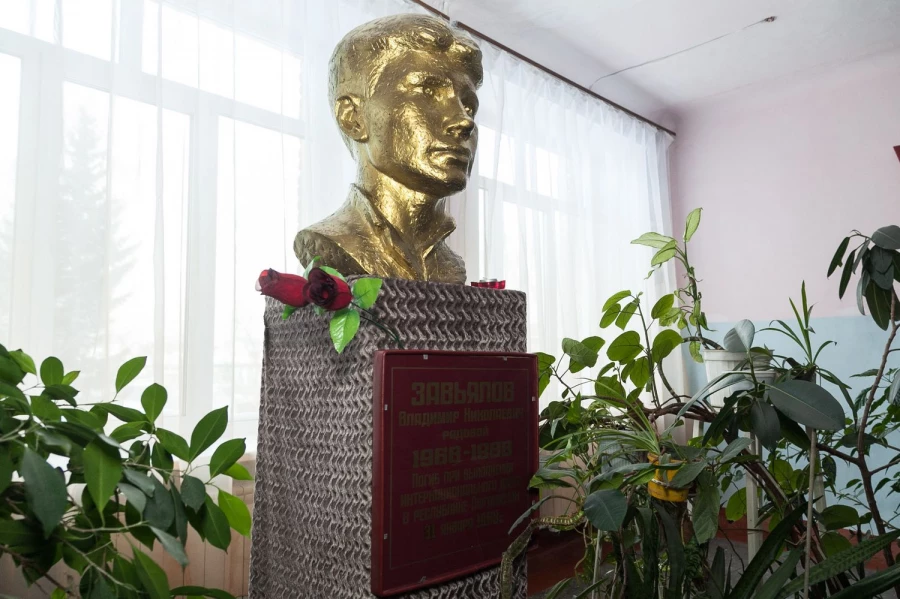 Бюст Владимиру Завьялову.