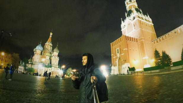Путешественник Матвей Дорофеев на Красной площади.