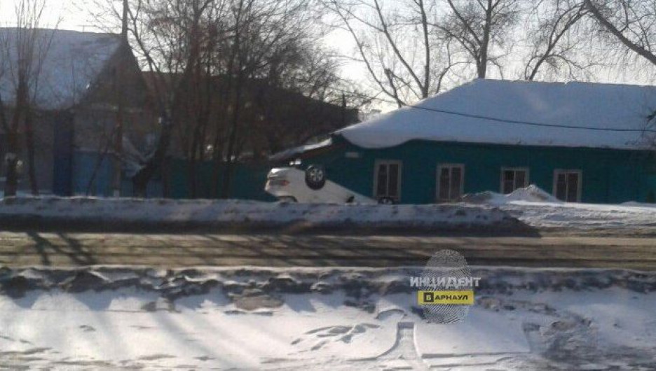 В Барнауле попавшая в ДТП Toyota перевернулась на крышу. 30 января 2018 года.