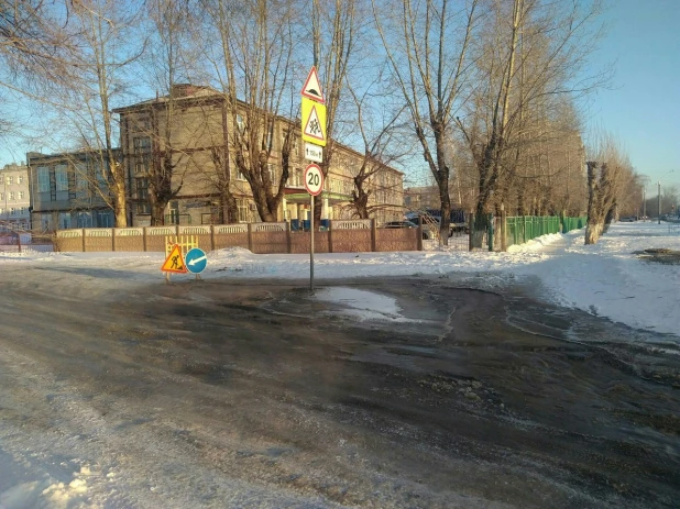 В Барнауле возле школы №51 вода затапливает дорогу. 31 января 2018 года.