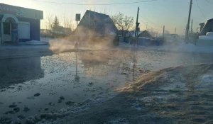 В Барнауле возле школы №51 вода затапливает дорогу. 31 января 2018 года.