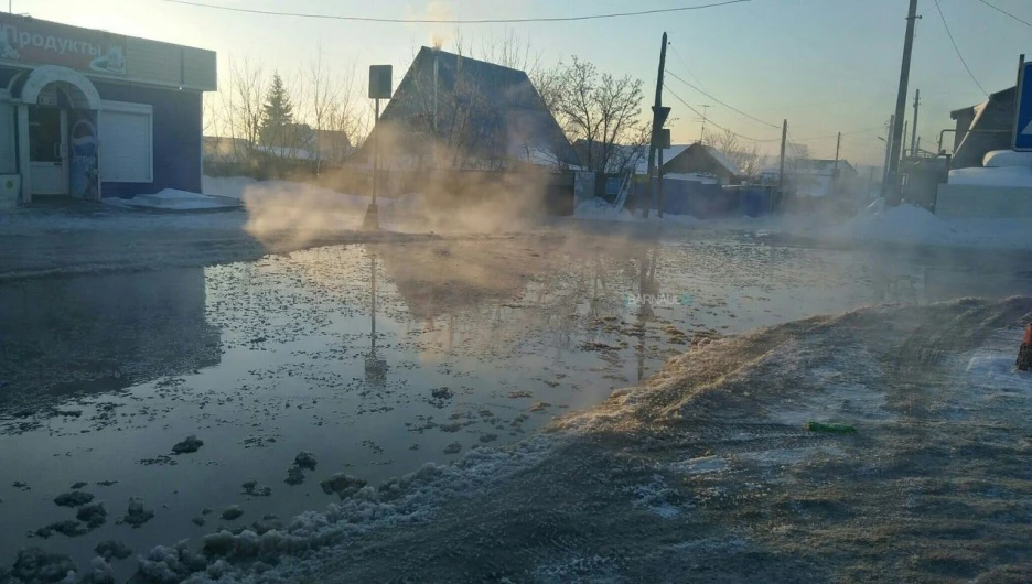 В Барнауле возле школы №51 вода затапливает дорогу. 31 января 2018 года.