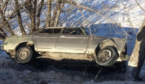 Машина в кювете.