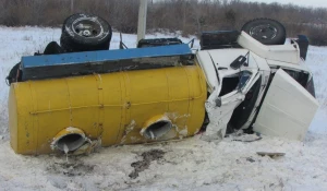 Молоковоз перевернулся.