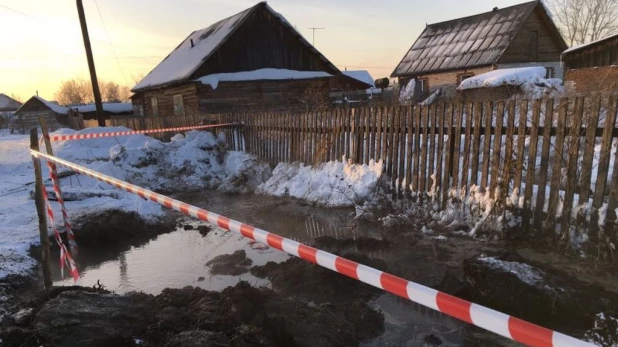 В Алтайском райцентре без воды осталась почти половина домов, детский сад и больница.