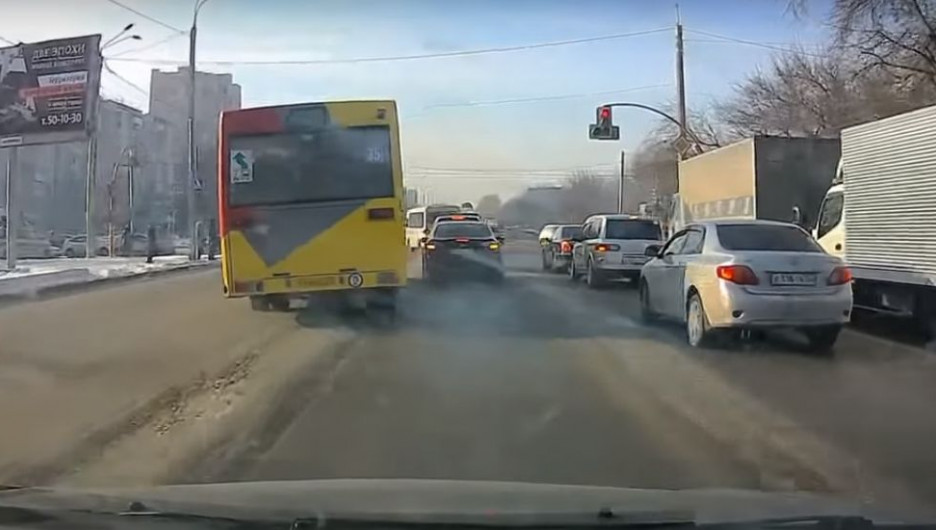 Автобус грубо нарушает правила ПДД