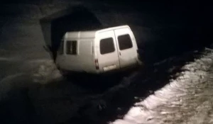 Машина в кювете.