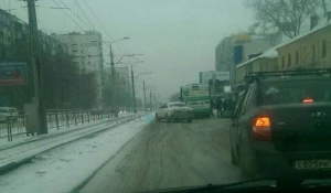 Иномарка врезалась в автобус.