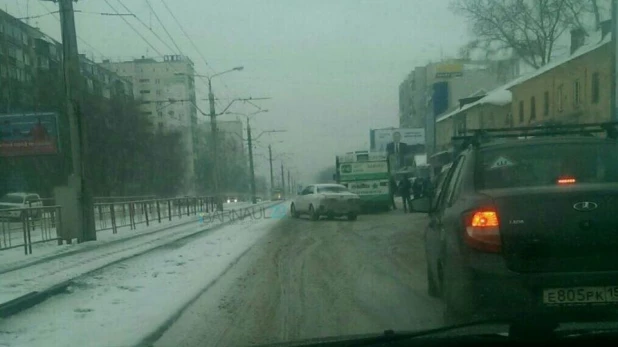 Иномарка врезалась в автобус.