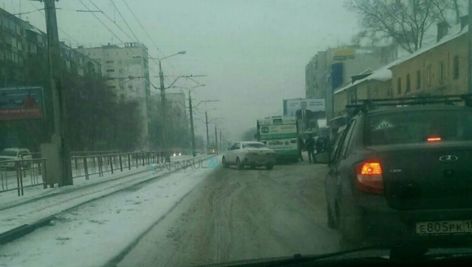 Иномарка врезалась в автобус.