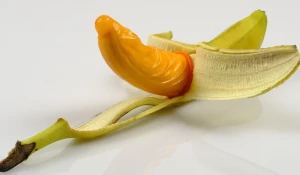 Банан, презерватив.