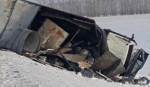 Под Рубцовском перевернулась фура с пивом. 6 февраля 2018 года.