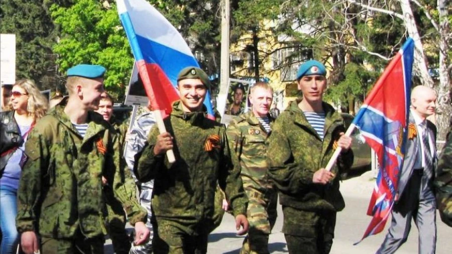 Василий Алексенко (на фото во втором ряду в зеленом камуфляже) во время шествия &quot;Бессмертного полка&quot; в Барнауле.