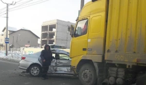 В Барнауле грузовик протаранил Toyota.
