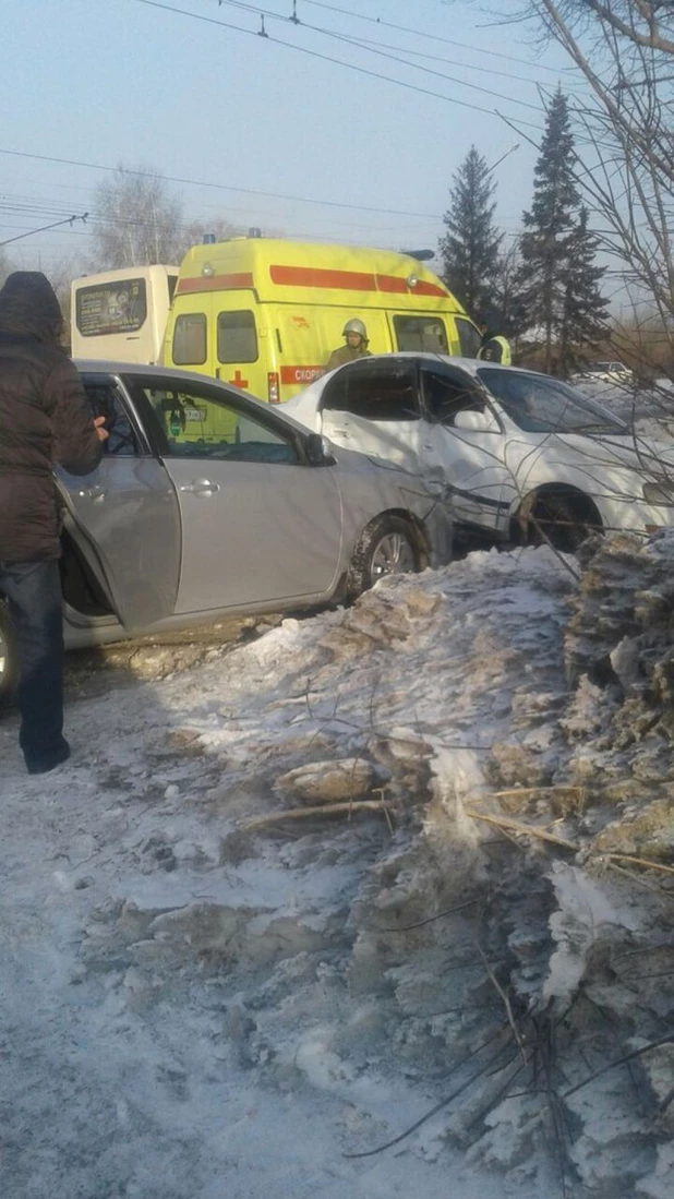 В Алтайском крае в жутком столкновении иномарок пострадали два человека.