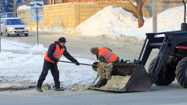 Коммунальщики ликвидируют последствия пожара в "Доме афганцев".