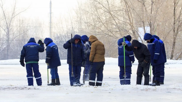 Коммунальщики ликвидируют последствия пожара в "Доме афганцев".