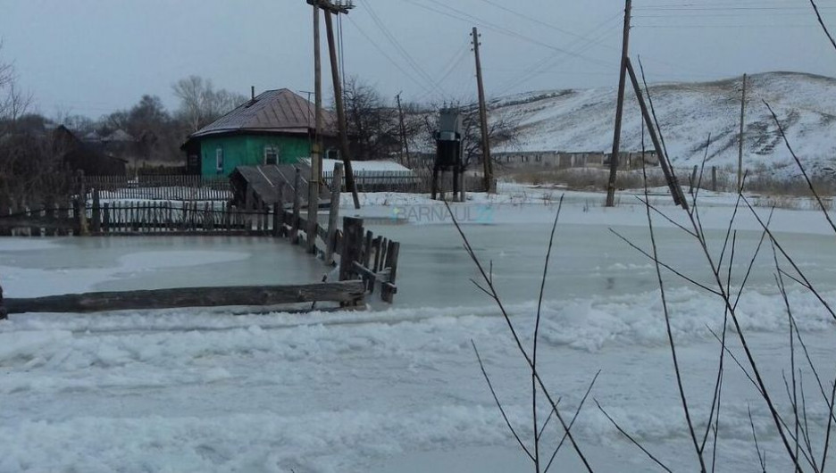 Спасатели с помощью бензопил спасают жителей алтайского села из ледяного плена.