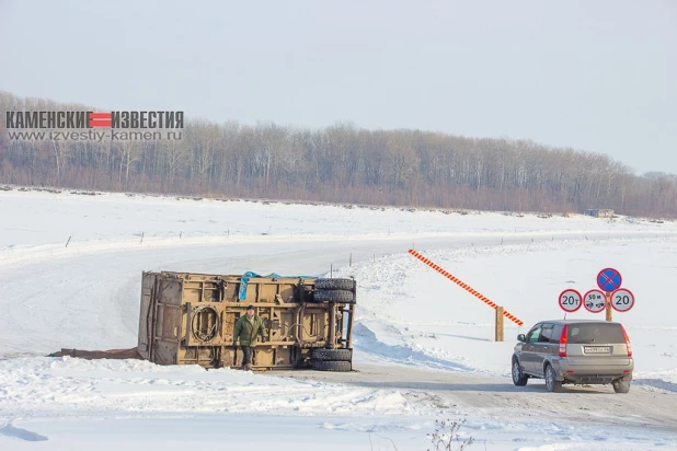 В Алтайском крае на льду перевернулся прицеп с гречкой.