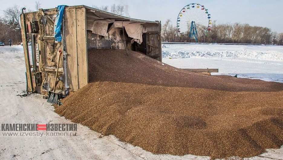 В Алтайском крае на льду перевернулся прицеп с гречкой.