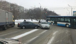 В Барнауле из-за столкновения Toyota и Skoda образовалась пробка на перекрестке.