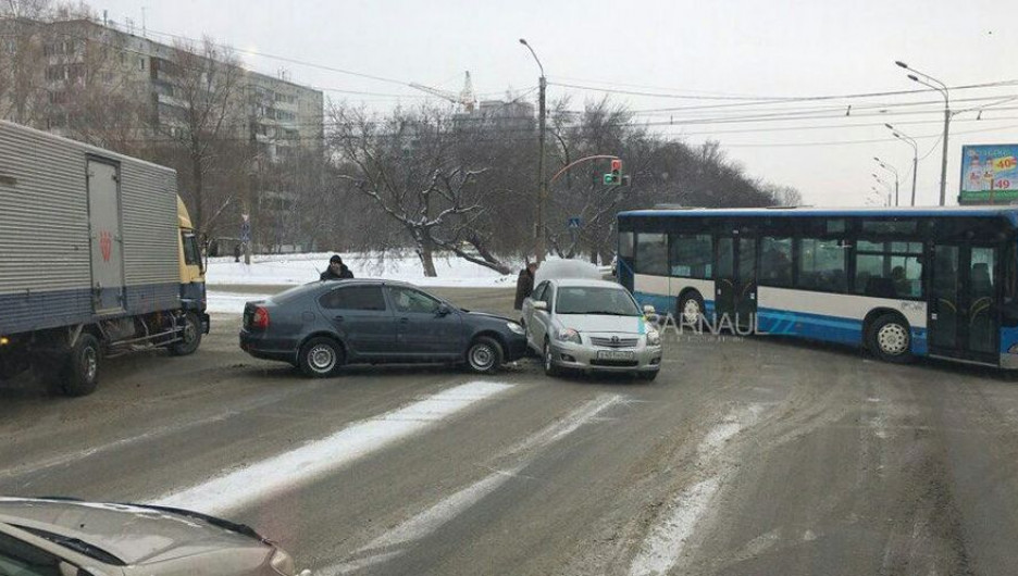 В Барнауле из-за столкновения Toyota и Skoda образовалась пробка на перекрестке.