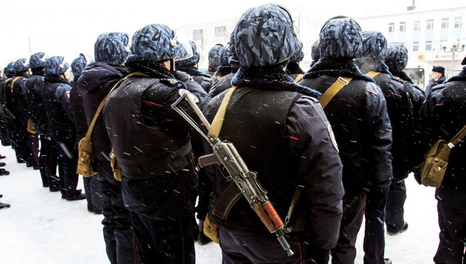 Возле гимназии №42 прошли антитеррористические учения. Барнаул, 8 февраля 2018 года.