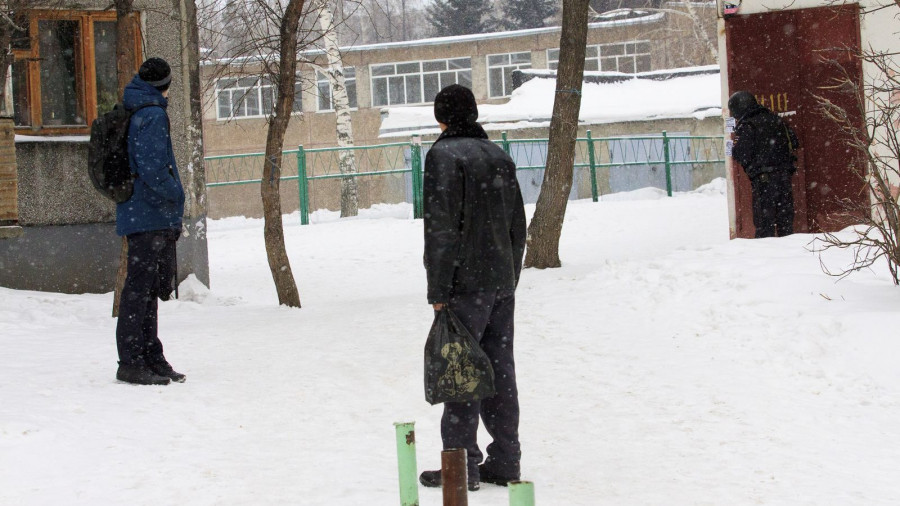 Возле гимназии №42 прошли антитеррористические учения. Барнаул, 8 февраля 2018 года.
