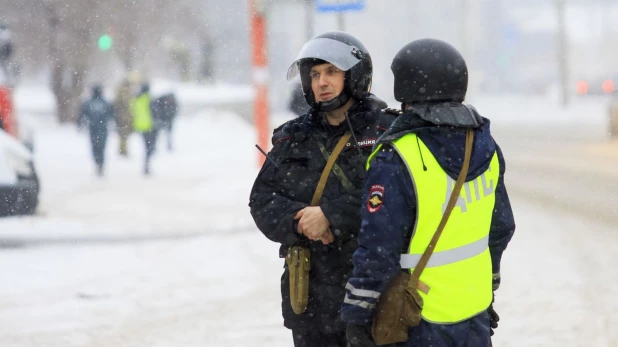 Возле гимназии №42 прошли антитеррористические учения. Барнаул, 8 февраля 2018 года.