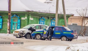 В Алтайском крае автомобиль такси протаранил Toyota.