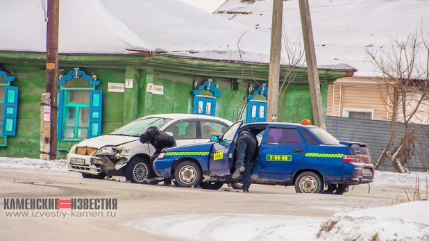 В Алтайском крае автомобиль такси протаранил Toyota.