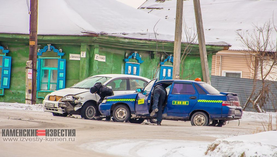 В Алтайском крае автомобиль такси протаранил Toyota.