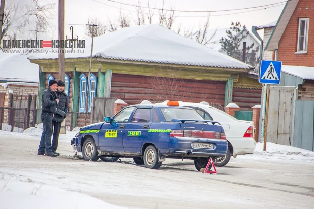 В Алтайском крае автомобиль такси протаранил Toyota.