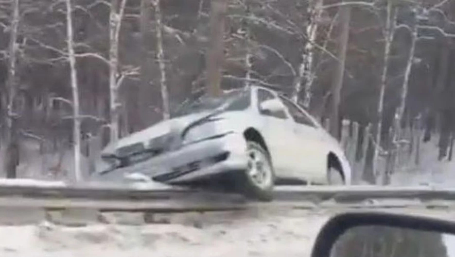 В Барнауле Toyota на скорости влетела в ограждение.