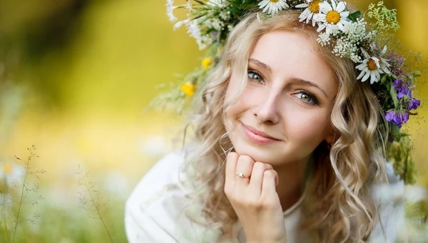 В цветочных венках и кокошниках: чарующая красота современных русских девушек - фото