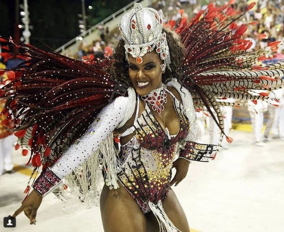 Голые танцовщицы на бразильском карнавале