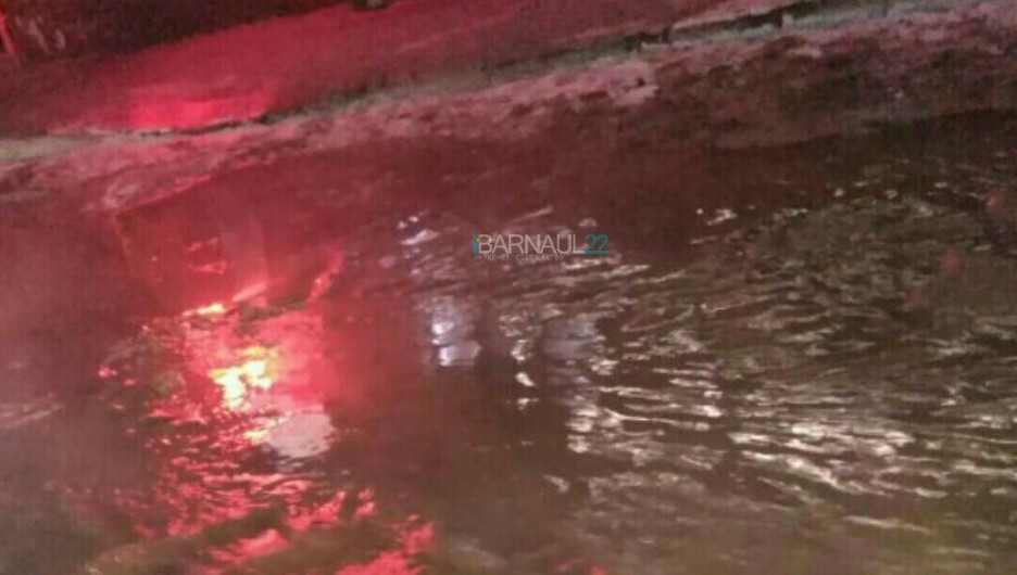 В центре Барнаула прорвало водопровод. Перекресток проспекта Калинина и улицы Профинтерна. 12 февраля 2018 года.