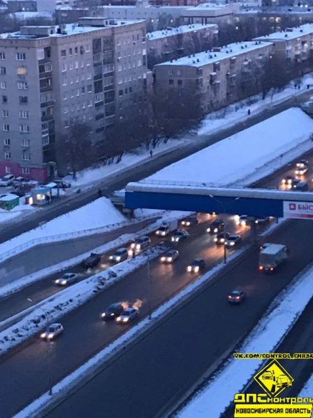 В Новосибирске на Ипподромской магистрали перевернулась иномарка. 12 февраля 2018 года.