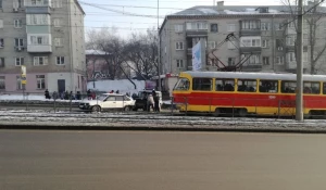 "Девятка" вылетела на трамвайные пути.